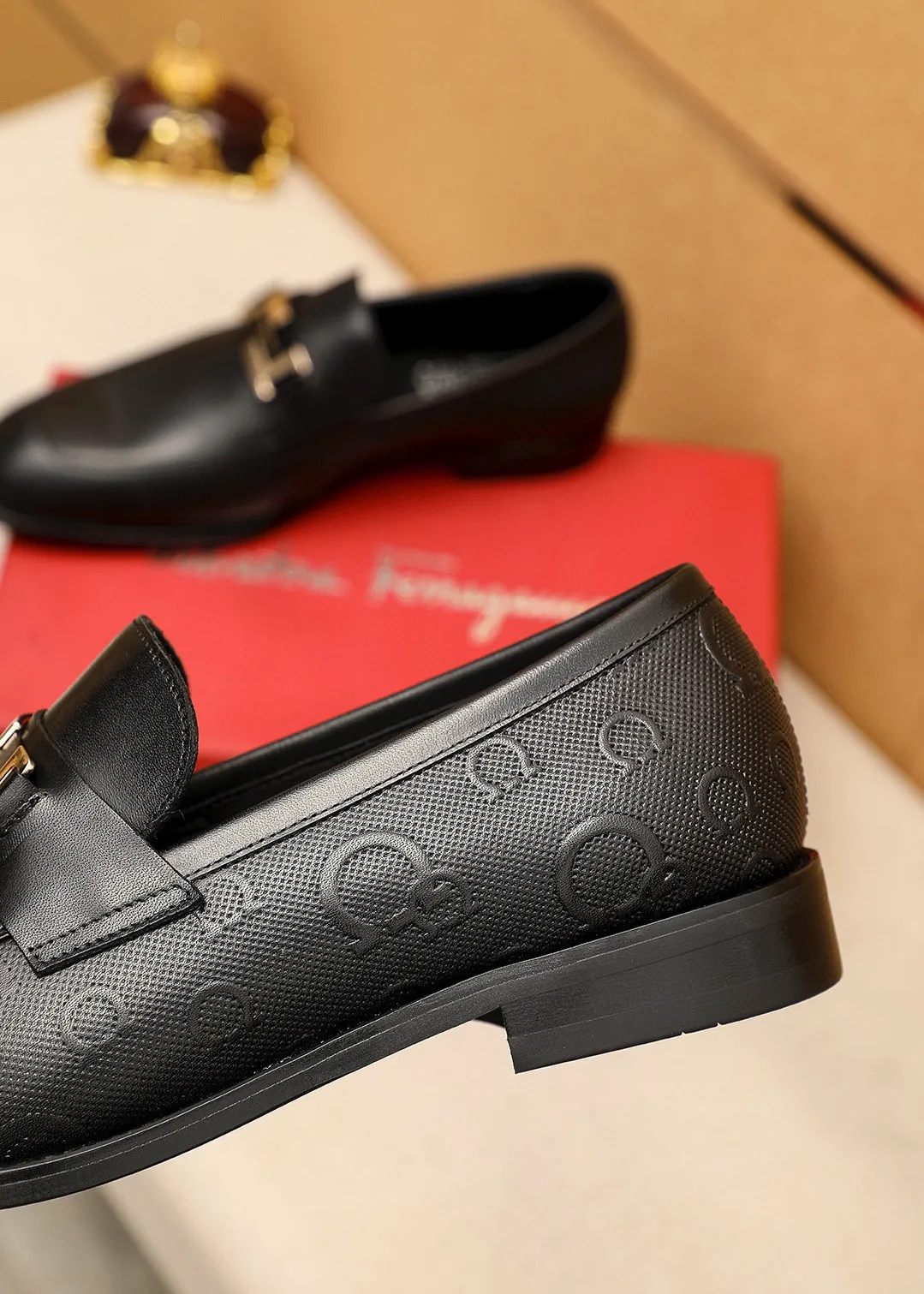 Men's shoes 💰480 💐 Product trademark: Ferragamo "Ferragamo" casual leather shoes Regular size: 38-44 (45.46🉑️customized) Product materials: Selected imported first-layer cowhide embossed upper + luxury hardware buckle, imported water-dyed cowhide leather lining. Strong three-dimensional visual effect, original rubber outsole Color: 1⃣️color optional